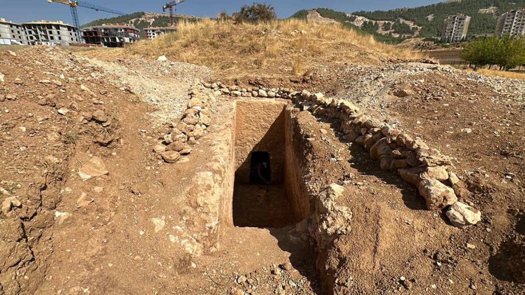 Kaçak kazı yaparken öyle bir şeye denk geldiler ki az kalsın çarpılıyorlardı! Yetkililer, iş üstündeyken yakaladı 17